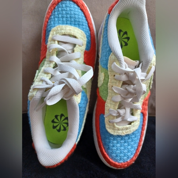 Nike Air Force 1 LV8 Kids size: 5Y multicolor. - Picture 9 of 10